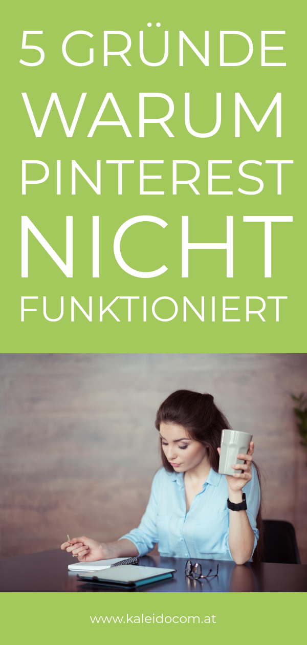 Frau schreibt auf Notizblock Pin, darum funktioniert Pinterest nicht