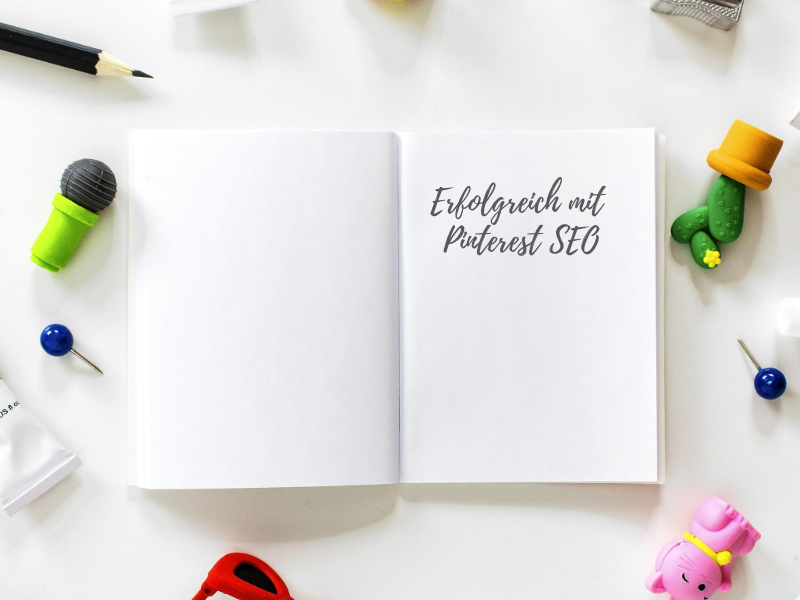 Flat Lay Notizbuch auf Tisch - Erfolgreich mit Pinterest SEO
